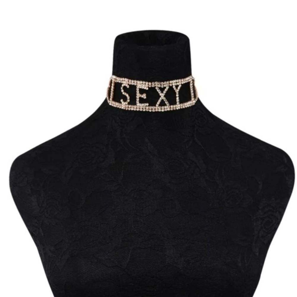 Chic rhinestone choker